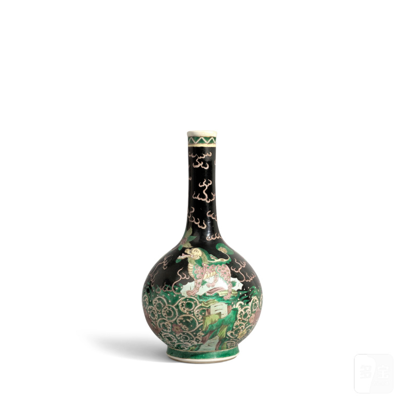 二十世紀 墨地素三彩瑞獸圖長頸瓶 | A FAMILLE-NOIRE 'MYTHICAL BEAST' BOTTLE VASE